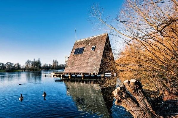 Quels sont les campings insolites et aventuriers qui proposent un lagon artificiel, une yourte ou une cabane dans les arbres ?
