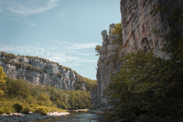 Guide ultime pour un camping idyllique en Ardèche au bord de la rivière